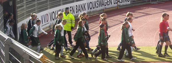 Steinhorst Fußballmädchen beim Auflaufen bei einem DFB-Pokalspiel der Frauen in Wolfsburg