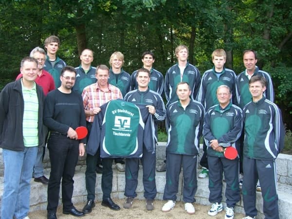 neue Trainingsanzüge für zwei Herren Tischtennismannschaft des SV Steinhorst