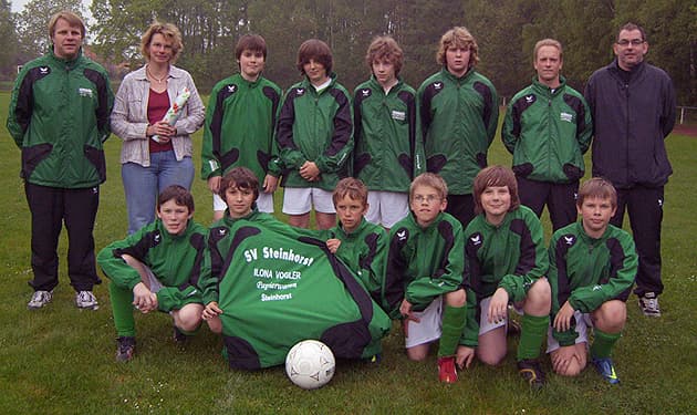 Neue Trainingsanzüge für d-Junioren gesponsort von Ilona Vogler Papierwaren, Eltern und einem Vereinszuschuss