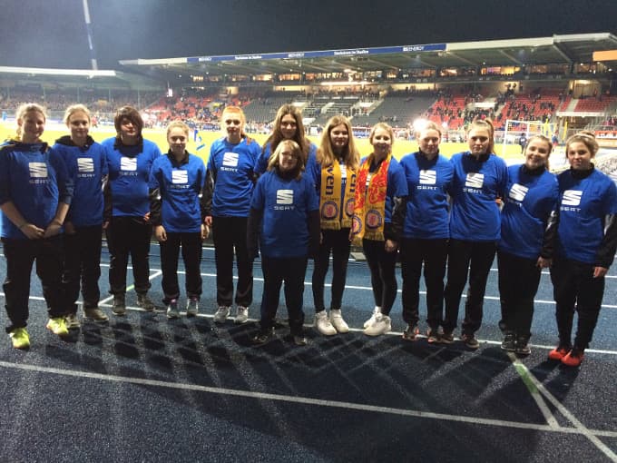 C-Juniorinnen des SV Steinhorst als Fahnenkids bei Eintracht Braunschweig
