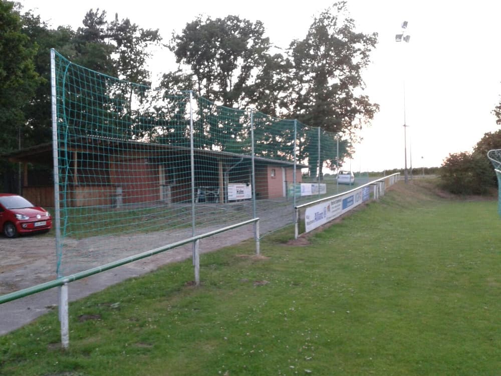 Neues Fangnetz am Sportheim Lüscher Weg in Steinhorst