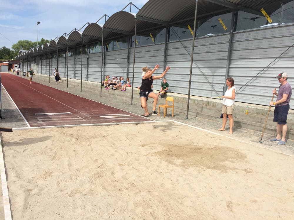 Leonie Kalinowski mit dem Sprung (4,16 m) zum Sieg