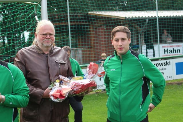 Neues Outfit für Herren des SV Steinhorst von Autoverwertung Dombrowski Steinhorst