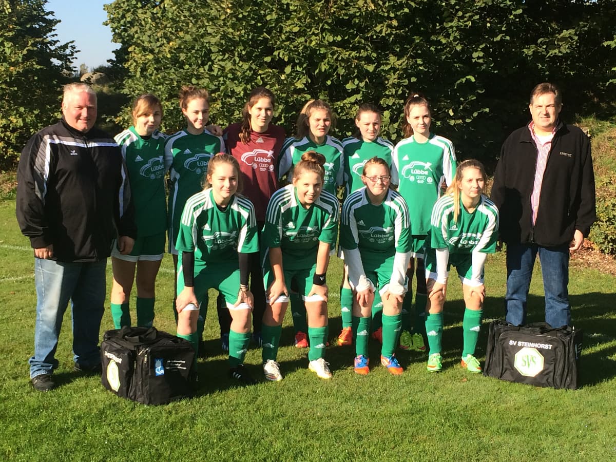 Die B-Juniorinnen des SV Steinhorst treten nun mit einheitlichen Sporttaschen an. Das Therapiezentrum Wesendorf in der Gifhorner Str. 20 überreichte an alle Spielerinnen und die beiden Trainer eine große Adidas Sporttasche. Beidseitig bedruckt mit dem Logo des SV Steinhorst und auf beiden Stirnseiten das Logo der Physiopraxis. Eine tolle Aktion des Inhabers Siegbert Sichler, um noch mehr den Teamgeist zufördern.