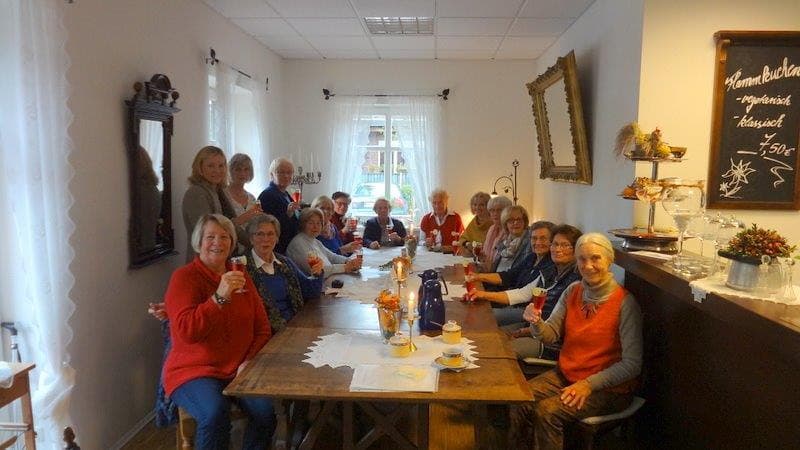Kaffee und Kuchen in Café in Eldingen anlässlich des 45 jährigen Jubiläums der Damengymnastikabteilung des SV Steinhorst