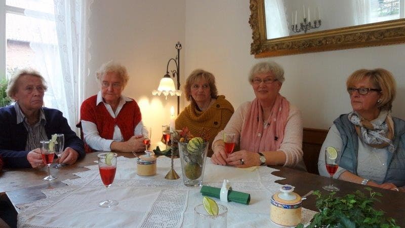 Kaffee und Kuchen in Café in Eldingen anlässlich des 45 jährigen Jubiläums der Damengymnastikabteilung des SV Steinhorst