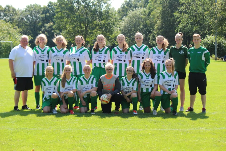 Neue Trikots für Damenfußballmannschaft des SV Steinhorst
