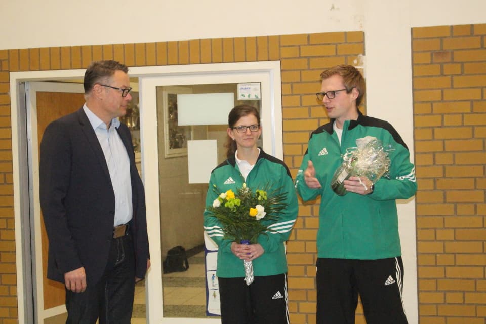 Neue Trainingsanzüge für Tischtennisabteilung des SV Steinhorst von der Weru Gruppe