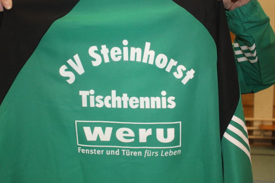 Neue Trainingsanzüge für Tischtennisabteilung des SV Steinhorst von der Weru Gruppe