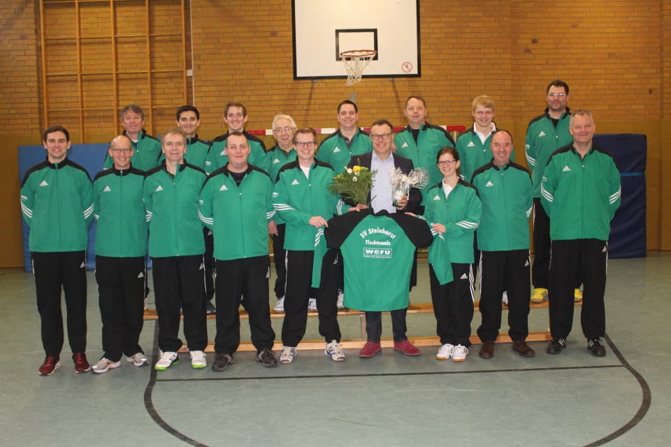 Neue Trainingsanzüge für Tischtennisabteilung des SV Steinhorst von der Weru Gruppe