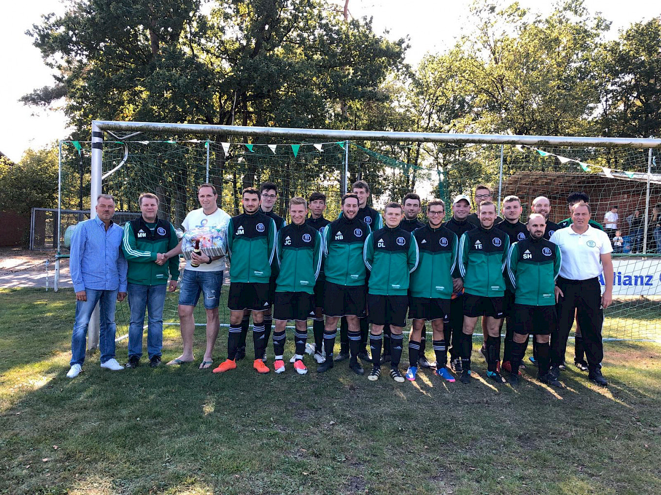 Neue Trainingsanzüge für Fußball Herrenmannschaft des SV Steinhorst überreicht von Zergiebel Schweißtechnik