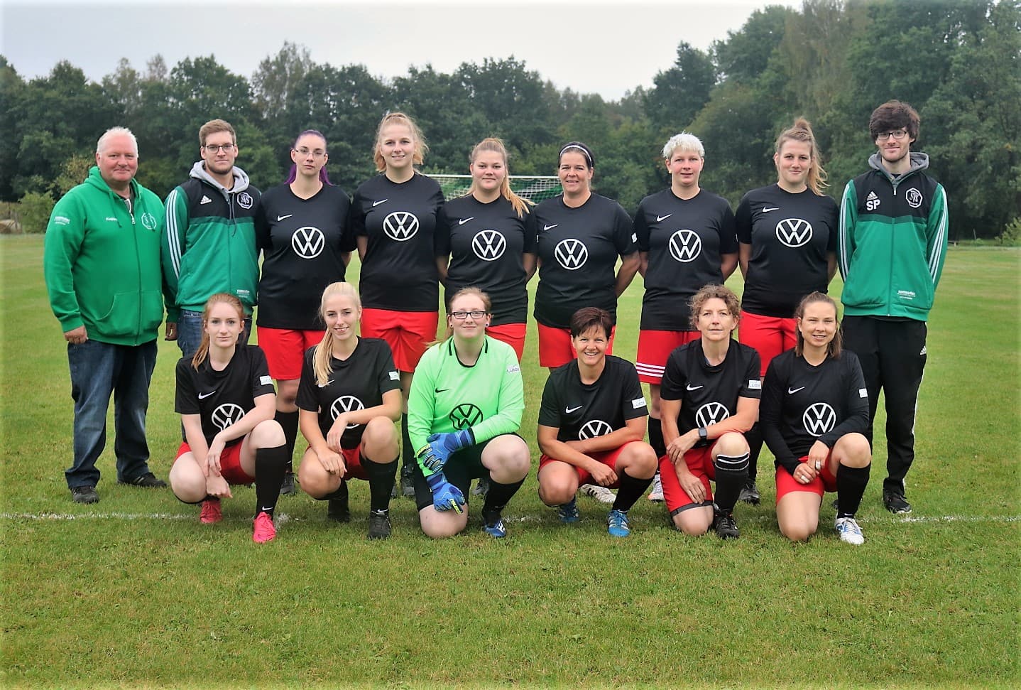 Neue Trikots für Damen der Spielgemeinschaft Wohlenrode/Steinhorst überreicht von Autohaus Lübbe in Lachendorf