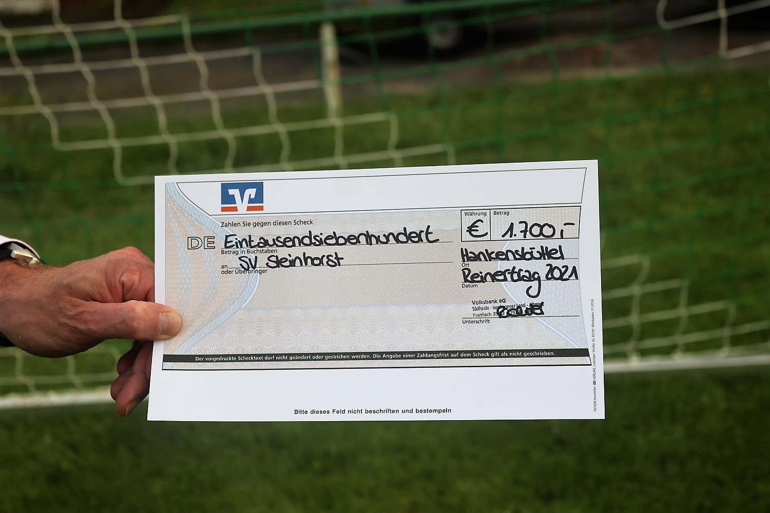 Scheck der Volksbank für Fußballabteilung des SV Steinhorst